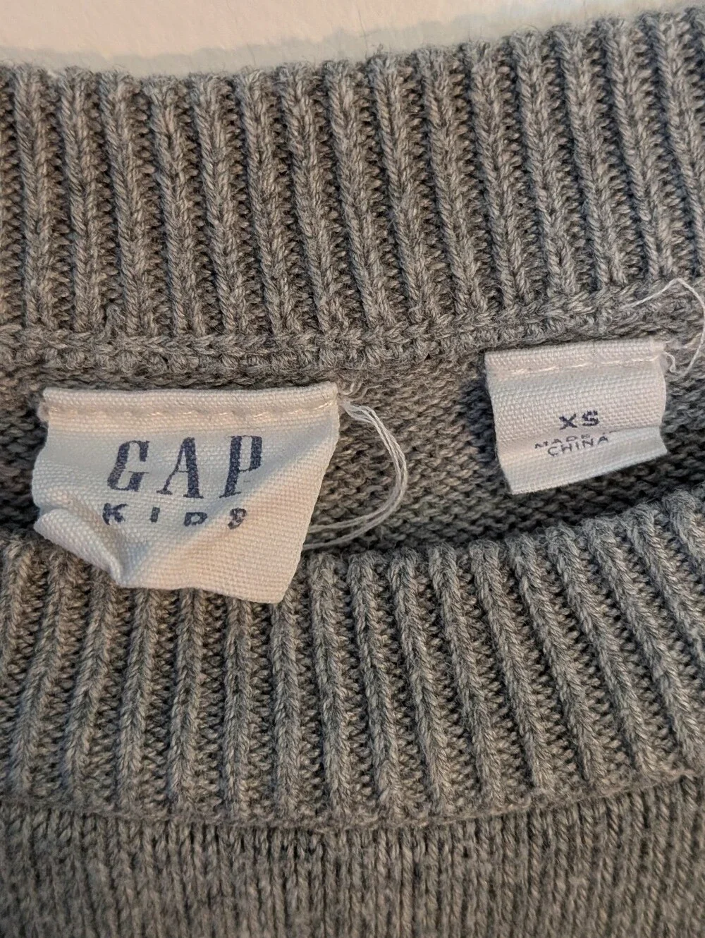 Gap kids girls grey crewneck sweater with rainbow stripes, size XS (4-5)